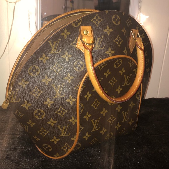 Louis Vuitton Handbags - 💛 Authentic Louis Vuitton MM Ellipse